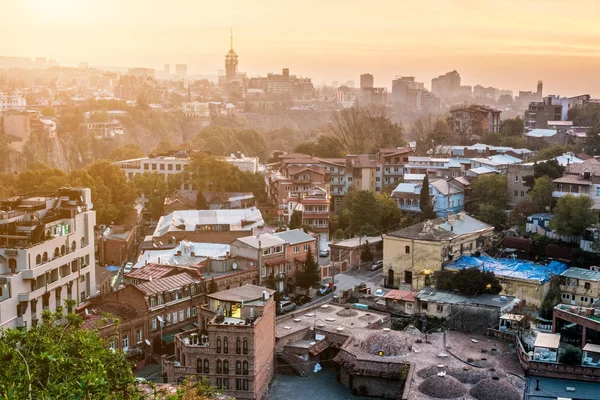 Όμορφο ηλιοβασίλεμα cityscape της Τιφλίδας — Φωτογραφία Αρχείου