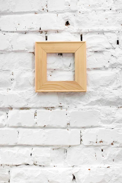 Duvardaki ahşap çerçeve