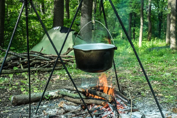 Prepearing ένα γεύμα σε ένα ανοικτό φωτιά — Φωτογραφία Αρχείου