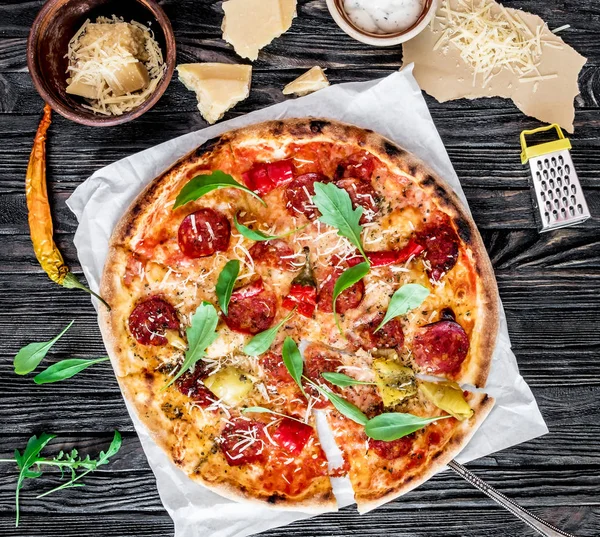 Leckere würzige Pizza — Stockfoto