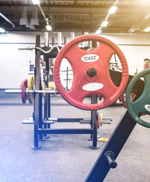 Große runde rote Gewichte bereit für das Training — Stockfoto