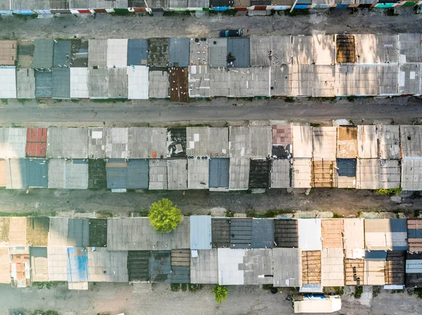 Dilapidado edifícios de um andar, área deprimida, vista para cima — Fotografia de Stock