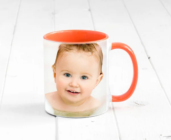 Orangefarbene Tasse mit hellem Henkel und Aufdruck — Stockfoto