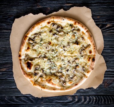 Lezzetli peynirli pizza