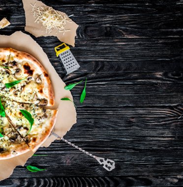 Lezzetli peynirli pizza