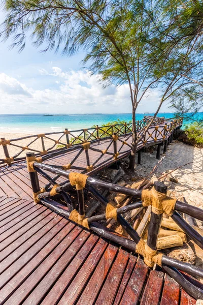 Beautiful landscape with pier leading to the ocean — Stock Photo, Image