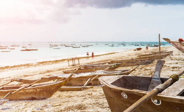Bela paisagem com rede pendurada na palma da mão e barcos em oc — Fotografia de Stock
