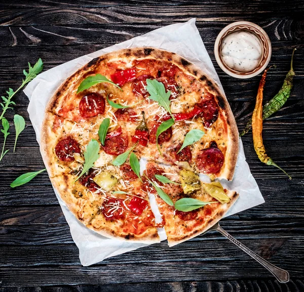 Deliziosa pizza piccante — Foto Stock