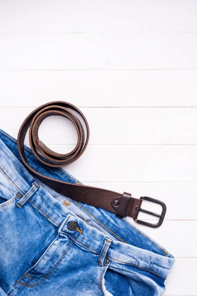 erkek kot pantolon ve metin alanı olan ahşap arka plan üzerinde kemer