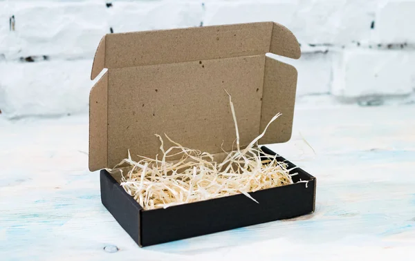 Bir tabloda karton kutu