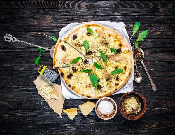 Läcker ost pizza — Stockfoto