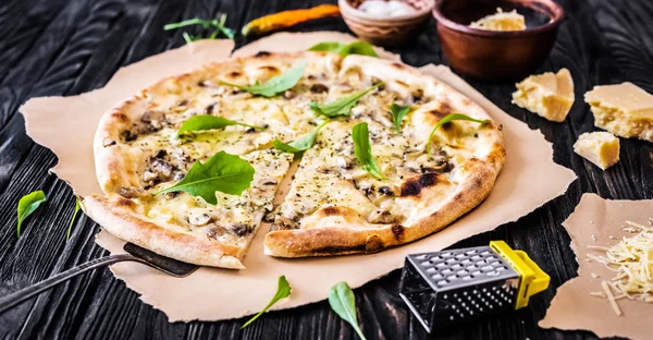 Läcker ost pizza — Stockfoto