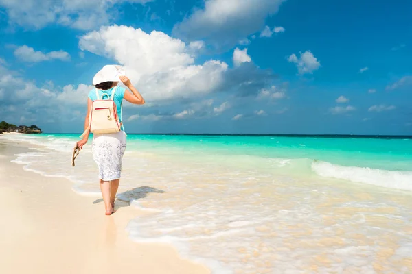 White woman walking along the shore — Stock Photo, Image