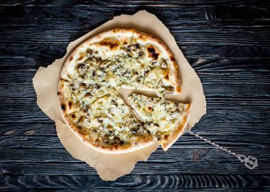 Lezzetli peynirli pizza