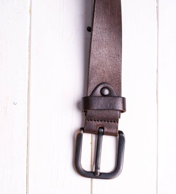 ahşap arka plan üzerinde kahverengi deri kemer