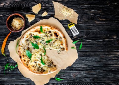 Lezzetli peynirli pizza