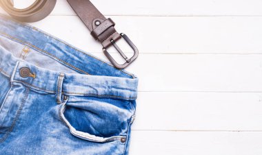 erkek kot pantolon ve metin alanı olan ahşap arka plan üzerinde kemer