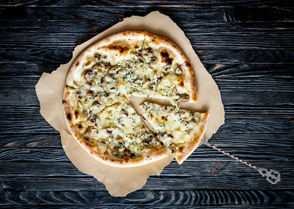 Lezzetli peynirli pizza