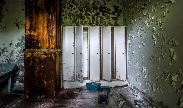 Chambre avec peeling peinture sur les murs et les casiers à l'école Pripyat — Photo