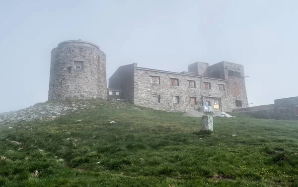 Παλιά εγκαταλελειμμένα παρατηρητήριο στο όρος Pip Ιβάν — Φωτογραφία Αρχείου