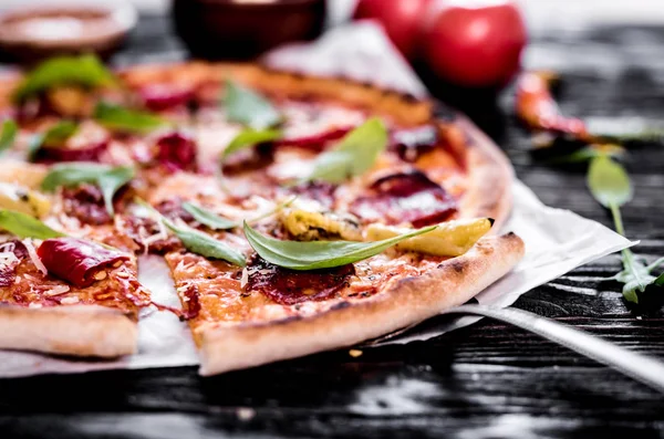 Leckere würzige Pizza — Stockfoto