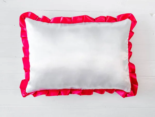 Travesseiro branco com babados rosa — Fotografia de Stock