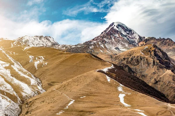 Yalnız dağ altında Ridge — Stok fotoğraf