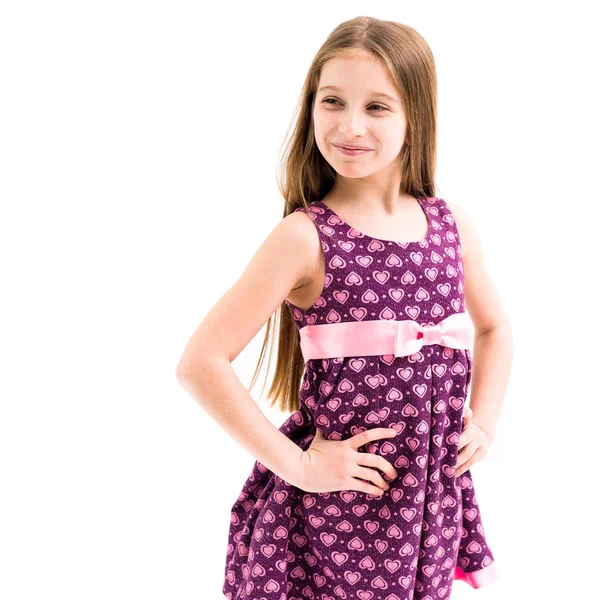Mädchen mit langen Haaren trägt ein violettes Kleid — Stockfoto