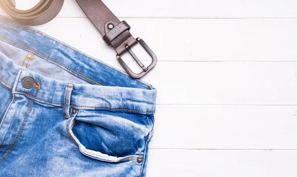 erkek kot pantolon ve metin alanı olan ahşap arka plan üzerinde kemer