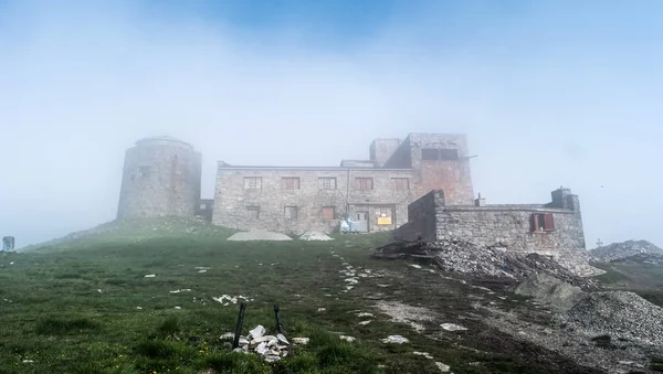 Old abandoned observatory on mount Pip Ivan — Stock Photo, Image