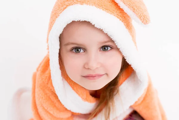 Verlegen meisje bunny in peachy gewaad — Stockfoto