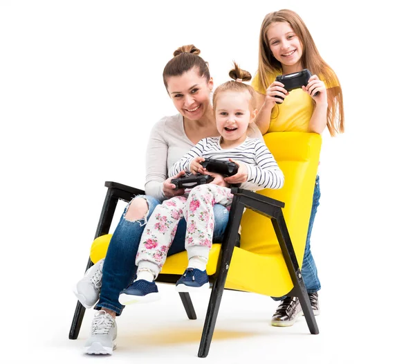 Сім'я грає в комп'ютерні ігри з джойстиком — стокове фото