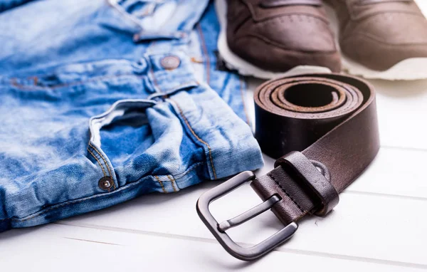 erkek kot pantolon, kemer ve ayakkabı