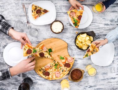 cips ve sos ile pizza yemek insanlar