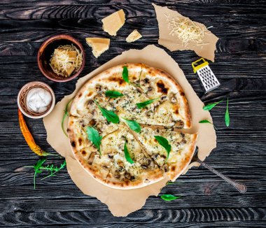 Lezzetli peynirli pizza