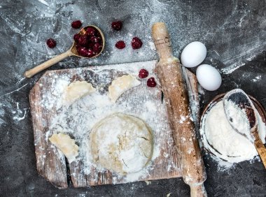 Un ile hamur üstten görünüm ahşap tahta üzerinde
