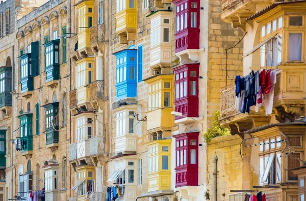 Valletta street med traditionella färgglada balkonger — Stockfoto