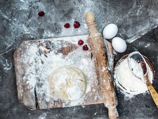 Top view of dough with flour on wooden board — Stock Photo, Image