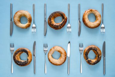 Çatal bıçak takımı top ile küçük kuru simit görüntülemek