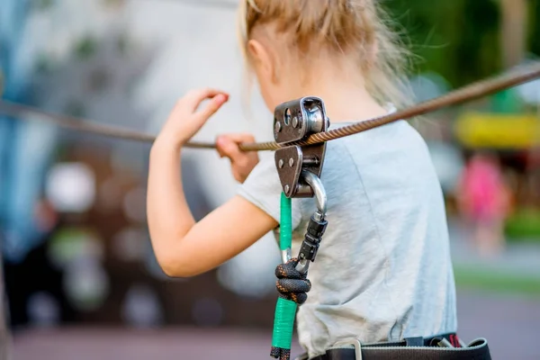 Flicka på rep-sätt i parken, dimsyn — Stockfoto