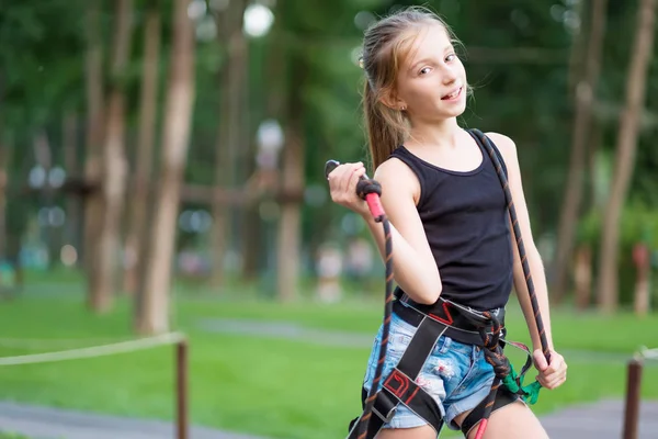 Schattige tienermeisje in veiligheidsharnas — Stockfoto