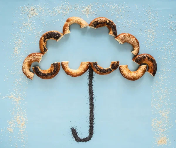 Guarda-chuva feito de pequenos bagels secos — Fotografia de Stock