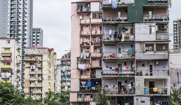 Фасад старого многоэтажного здания в Батуми, Грузия . — стоковое фото