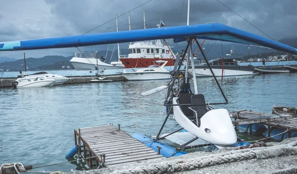 Wasserflugzeug in der Nähe der Seebrücke geparkt — Stockfoto