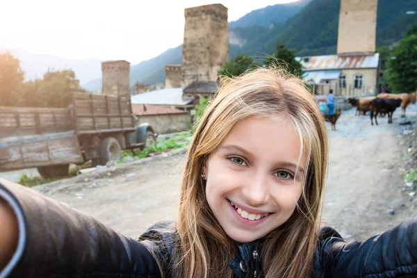 Malá dívka selfie v destinaci Mestia — Stock fotografie