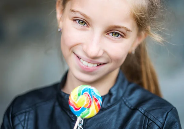 Маленькая девочка с конфетами — стоковое фото