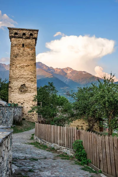 Vecchia torre in pietra svan in strada di Mestia — Foto Stock