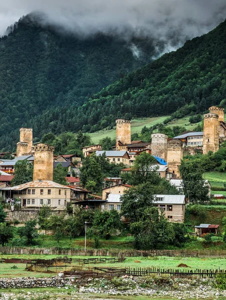 Schwanentücher in mestia, svaneti region, georgien — Stockfoto