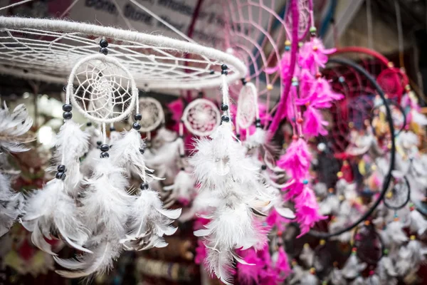 Coloridos caçadores de sonhos no mercado de rua — Fotografia de Stock