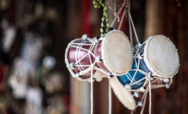 Tambours africains traditionnels sur un marché — Photo